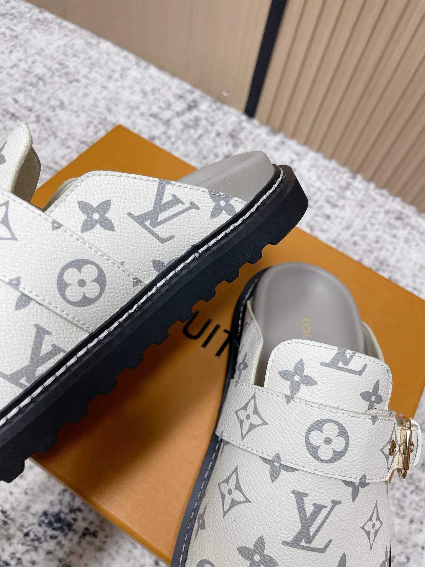 [L Family] P: 460💰 Size: 35-46 (female 40.41, male 45 46 custom-made) Top version Louis vuitton Lv new couple Birkenstock slippers. Cute and cute, not too good on the feet. Simple and high-end slingback design. Ready to wear and go. Good news for lazy people. Imported cowhide leather upper/imported old calico. Original hardware buckle, original molded high-density foam outsole.